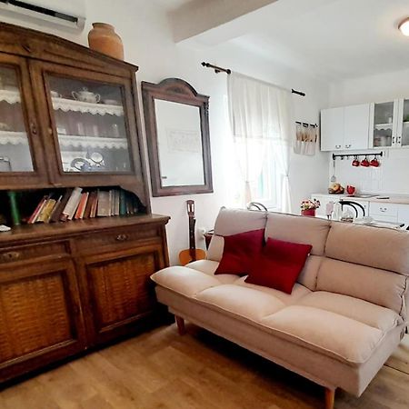 Dida Roko, rustikalni apartman s terasom Kaštela Exteriör bild