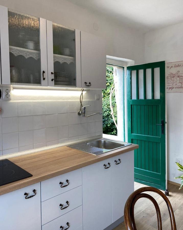 Dida Roko, rustikalni apartman s terasom Kaštela Exteriör bild