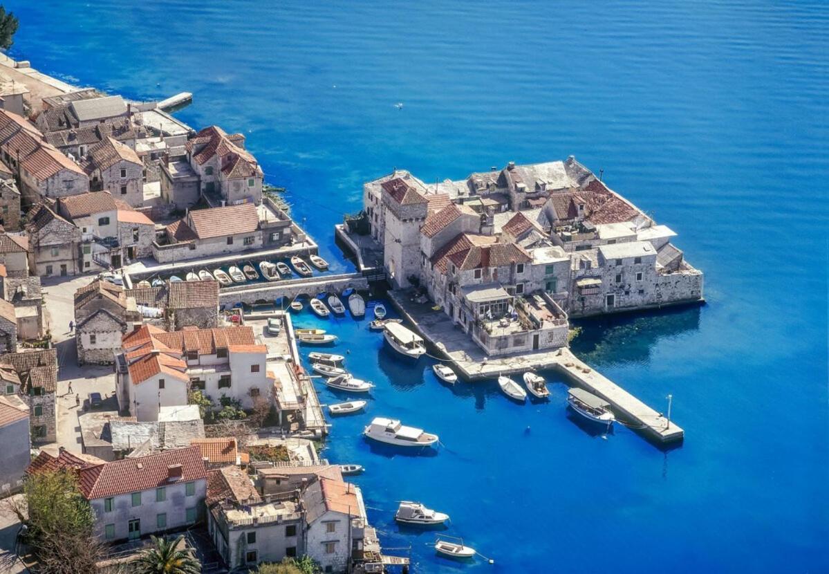 Dida Roko, rustikalni apartman s terasom Kaštela Exteriör bild