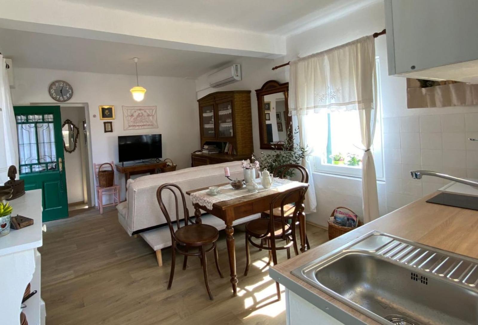 Dida Roko, rustikalni apartman s terasom Kaštela Exteriör bild